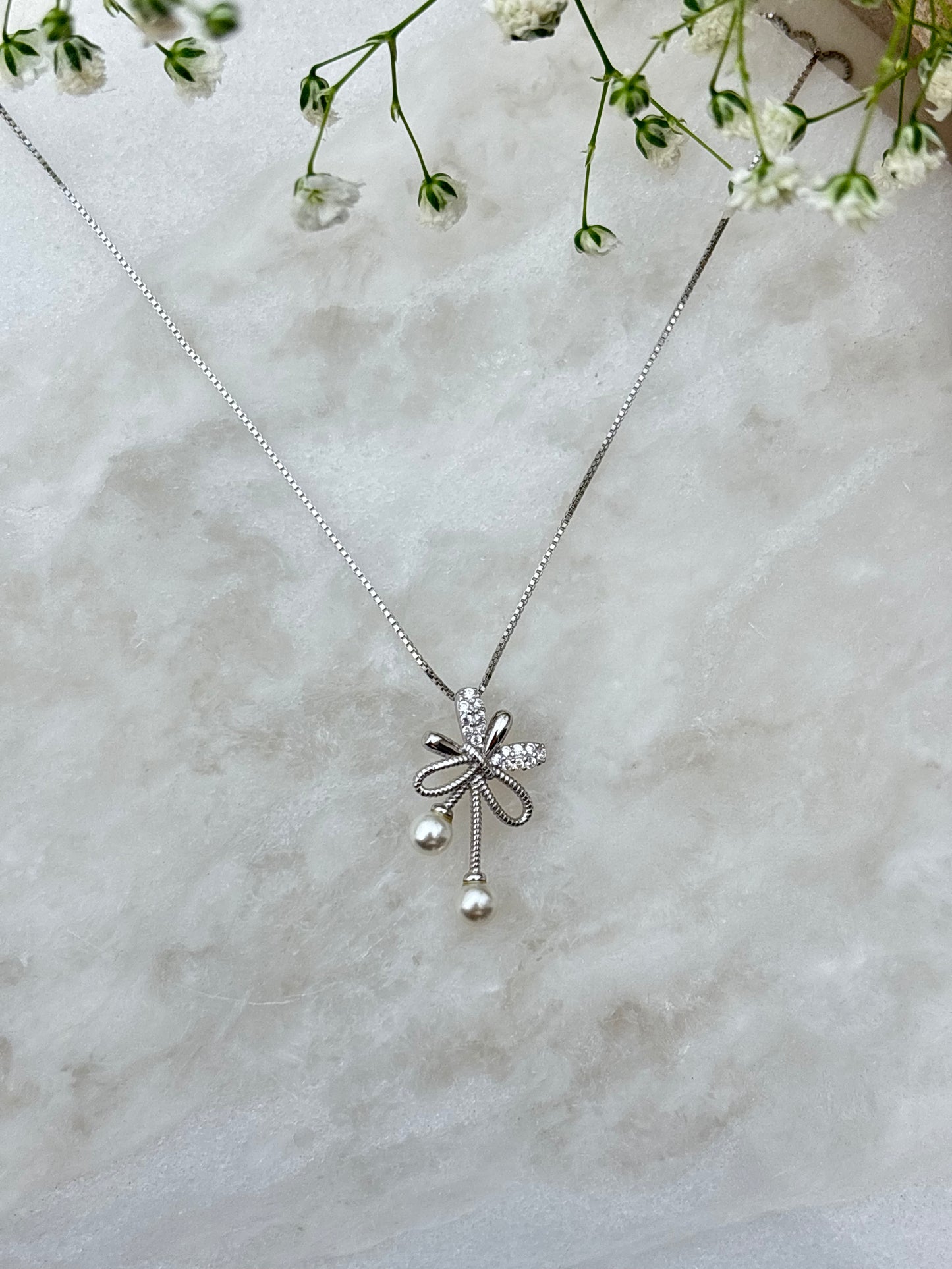 Elegant Pearl Bloom Pendant Necklace