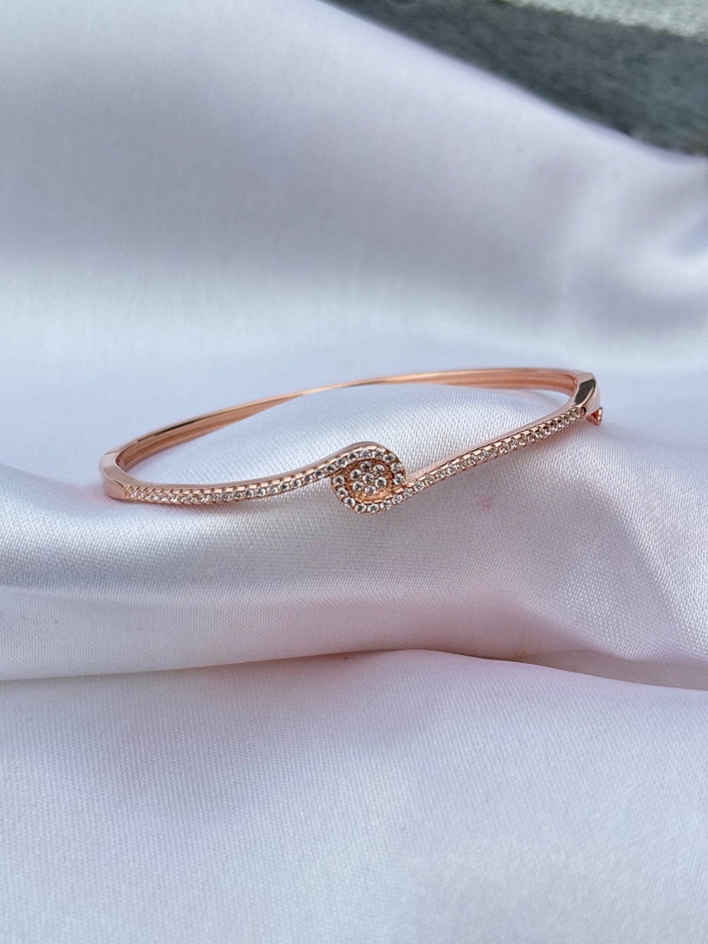 Pave-set oval bracelet