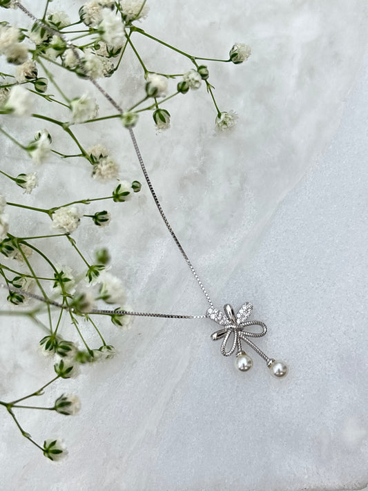 Elegant Pearl Bloom Pendant Necklace
