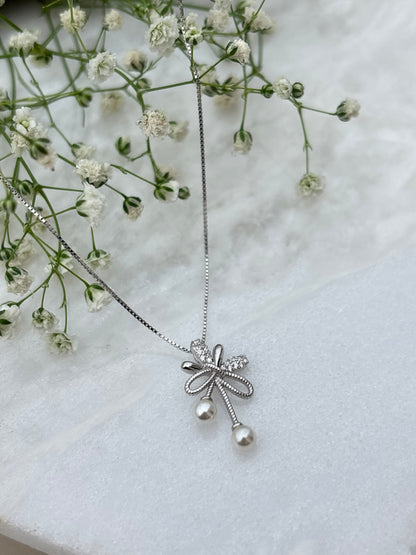 Elegant Pearl Bloom Pendant Necklace