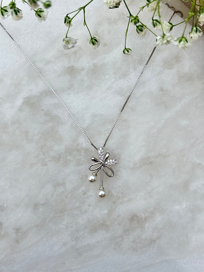 Elegant Pearl Bloom Pendant Necklace