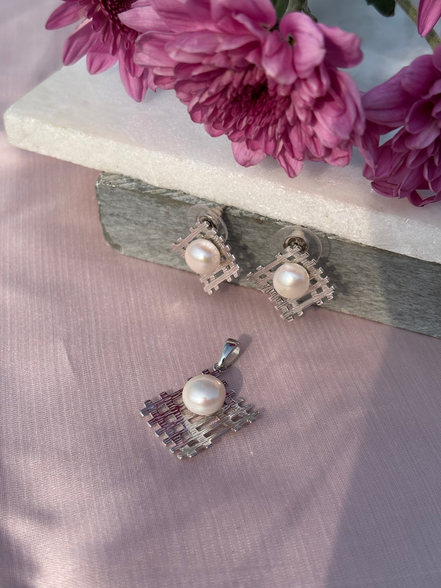 Pearl Grid Pendant Set