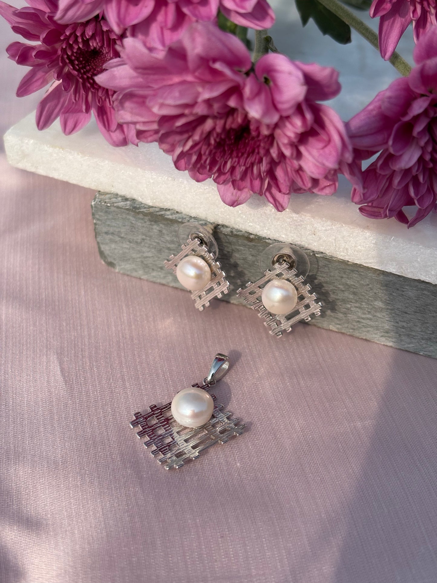 Pearl Grid Pendant Set