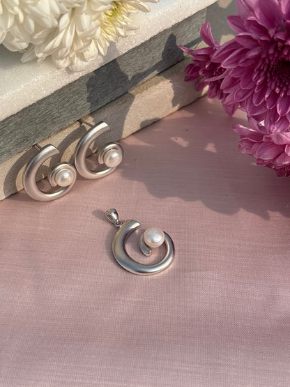 Pearl Arc Pendant Set
