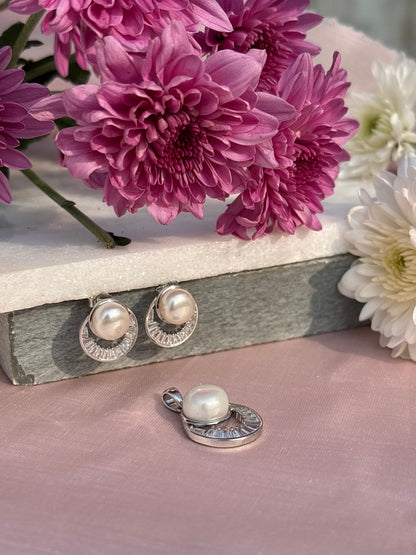 Luna Pearl Pendant Set