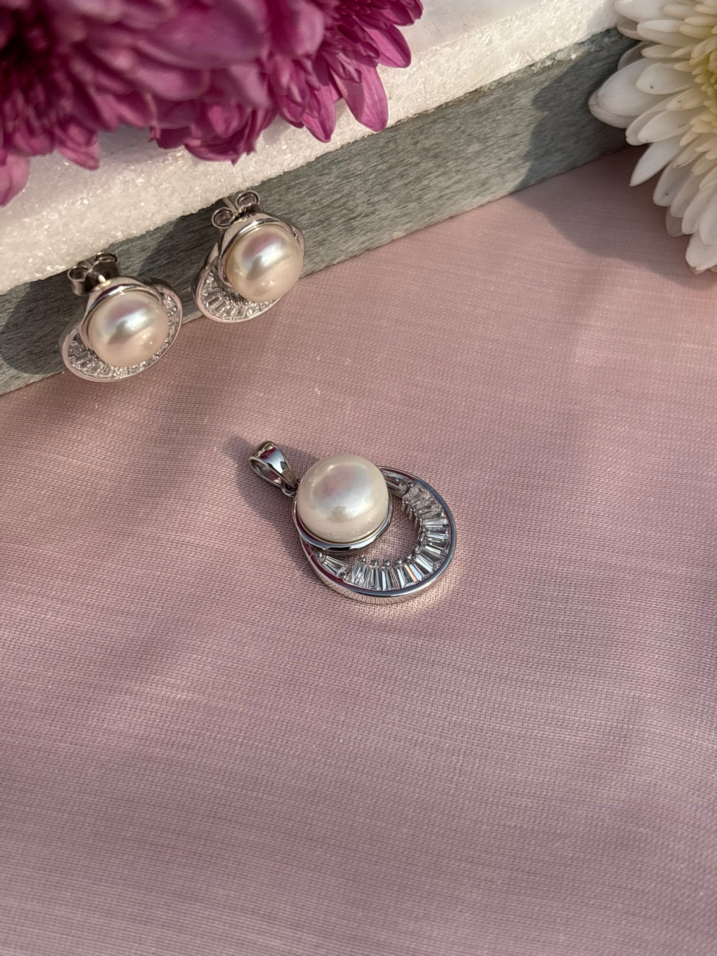 Luna Pearl Pendant Set