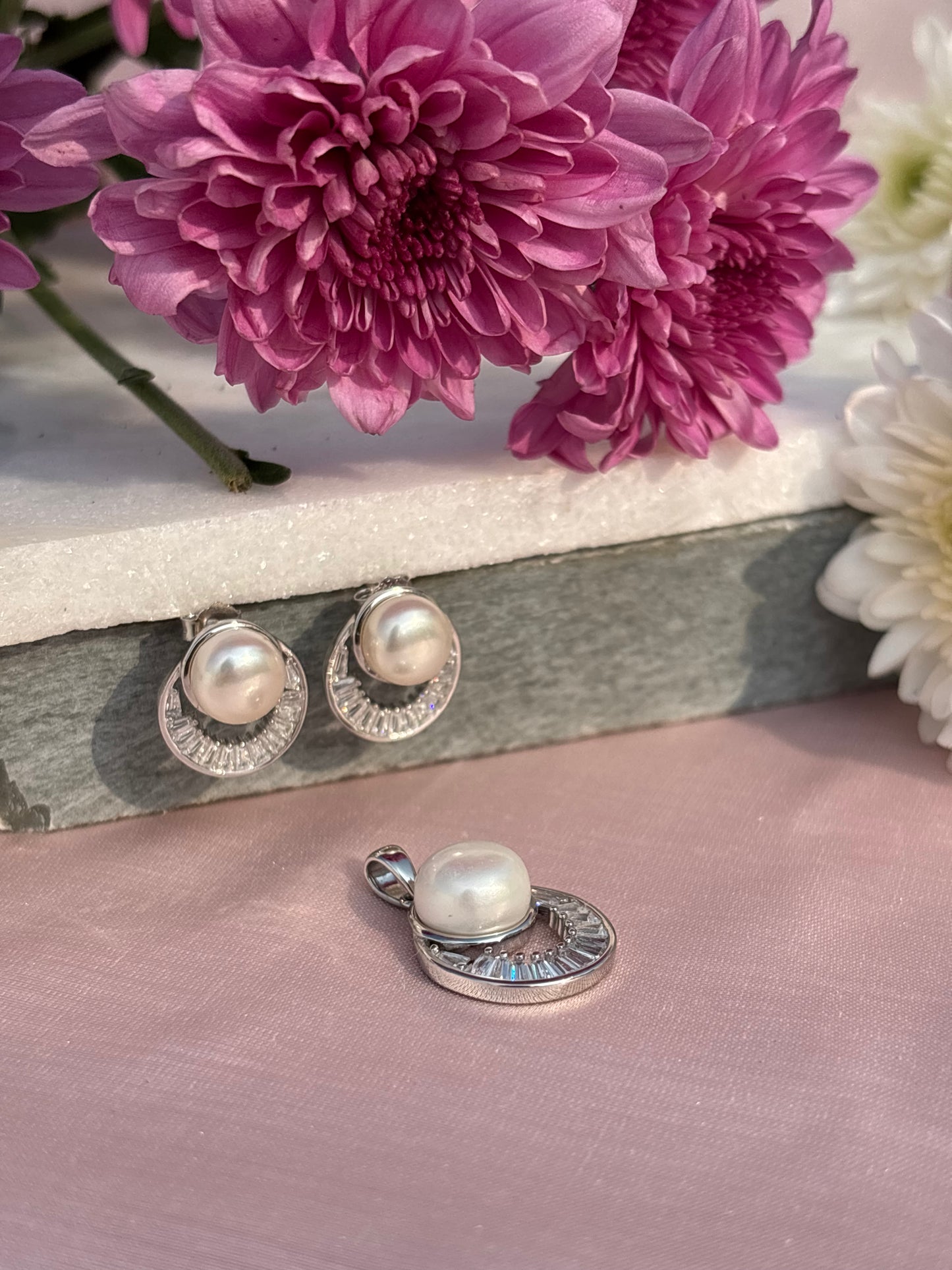 Luna Pearl Pendant Set