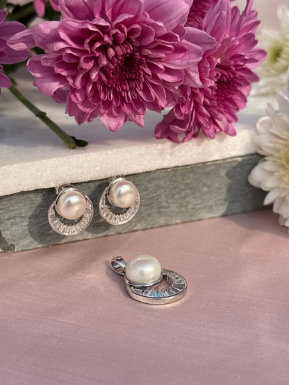 Luna Pearl Pendant Set