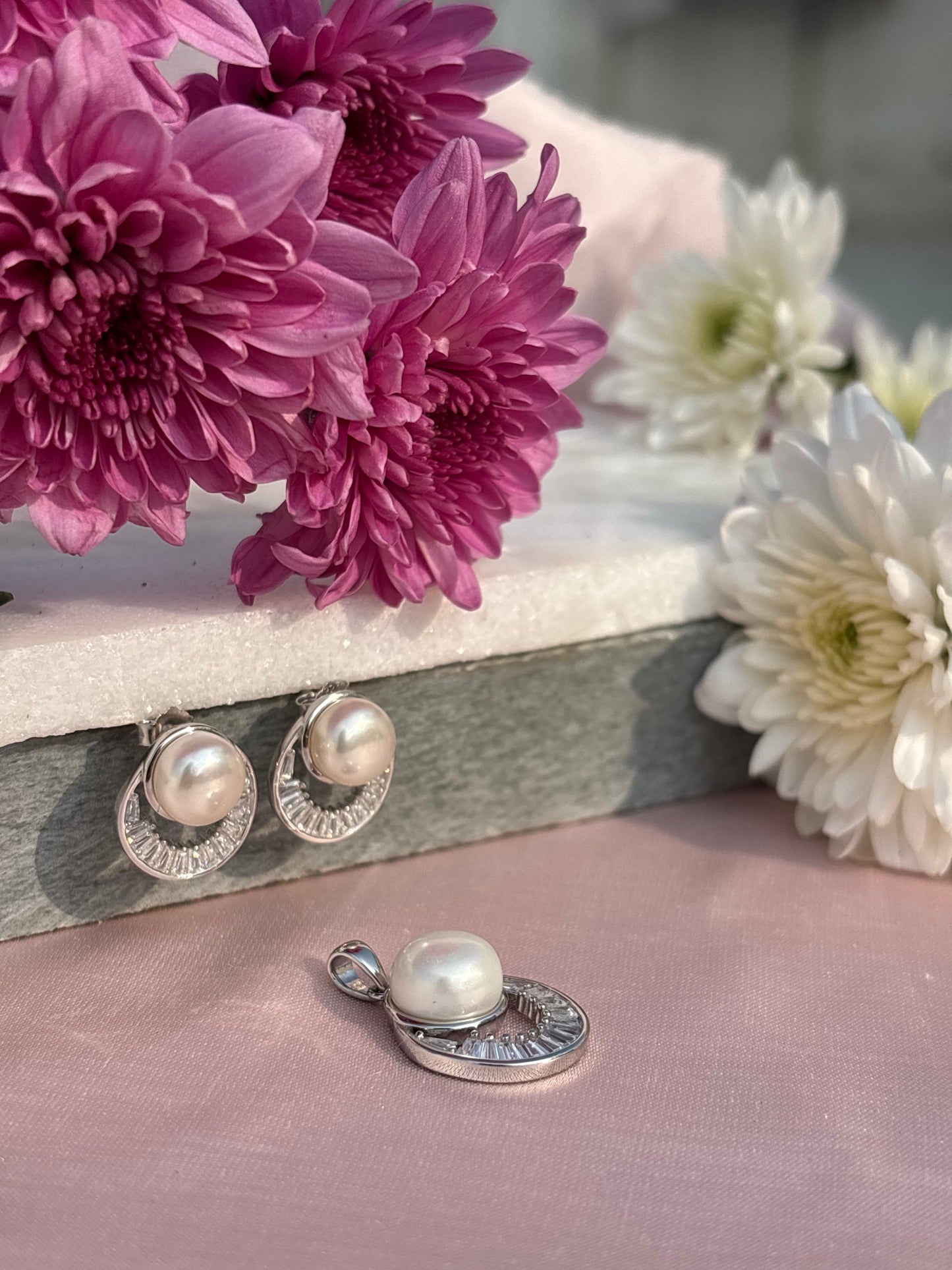 Luna Pearl Pendant Set