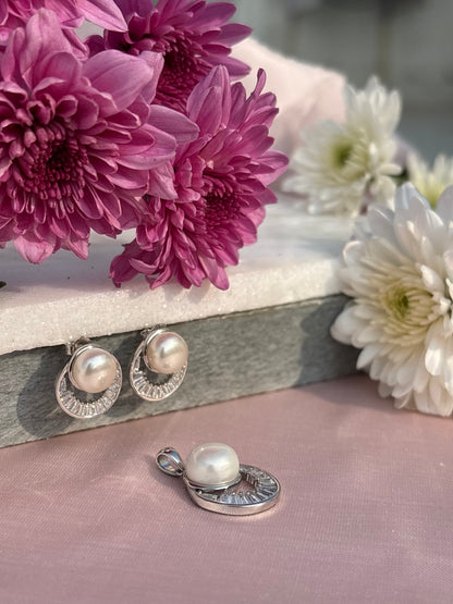 Luna Pearl Pendant Set