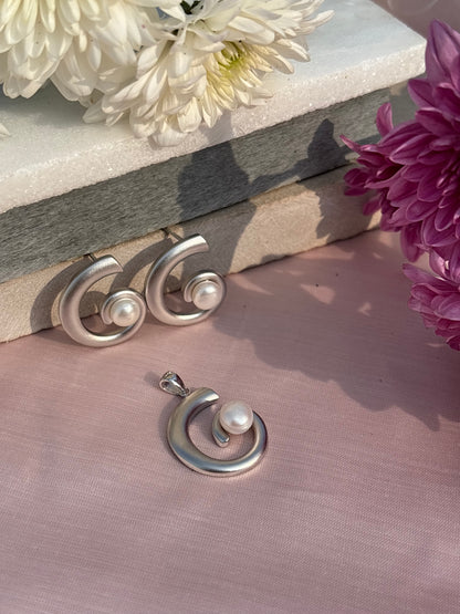 Pearl Arc Pendant Set