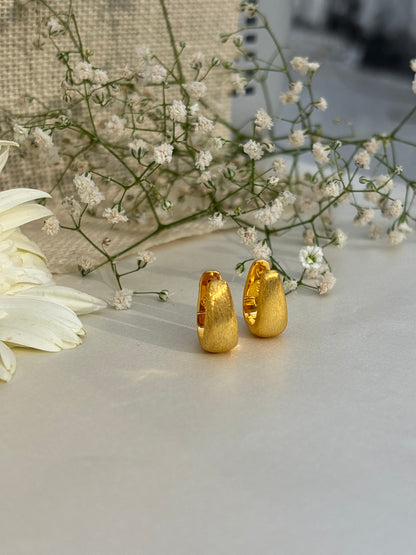 Soft Curve Gold Studs