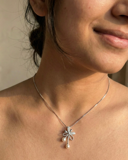 Elegant Pearl Bloom Pendant Necklace